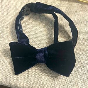 Men’s blue velvet bowtie